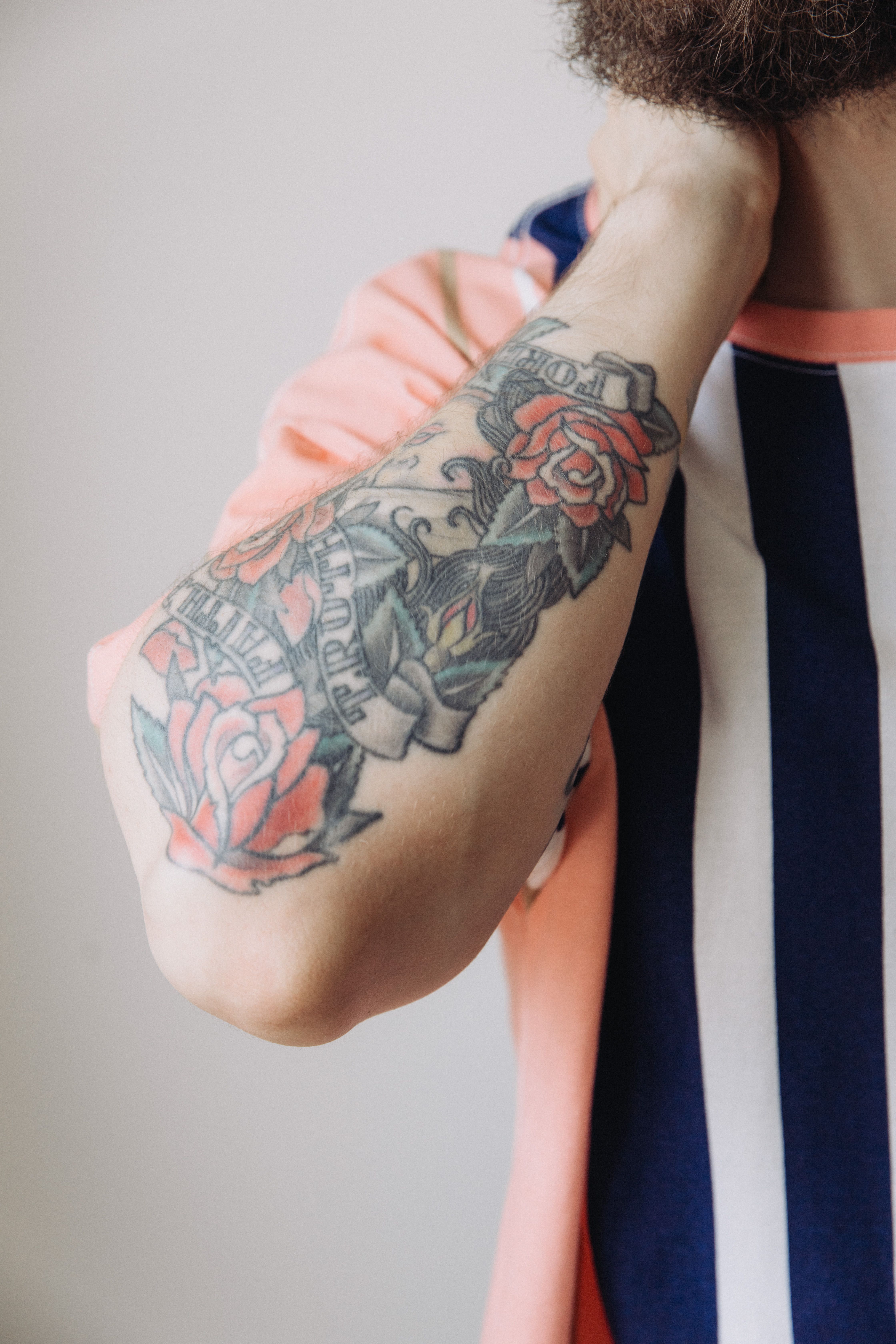 Antebraço masculino com tatuagem old school de rosa